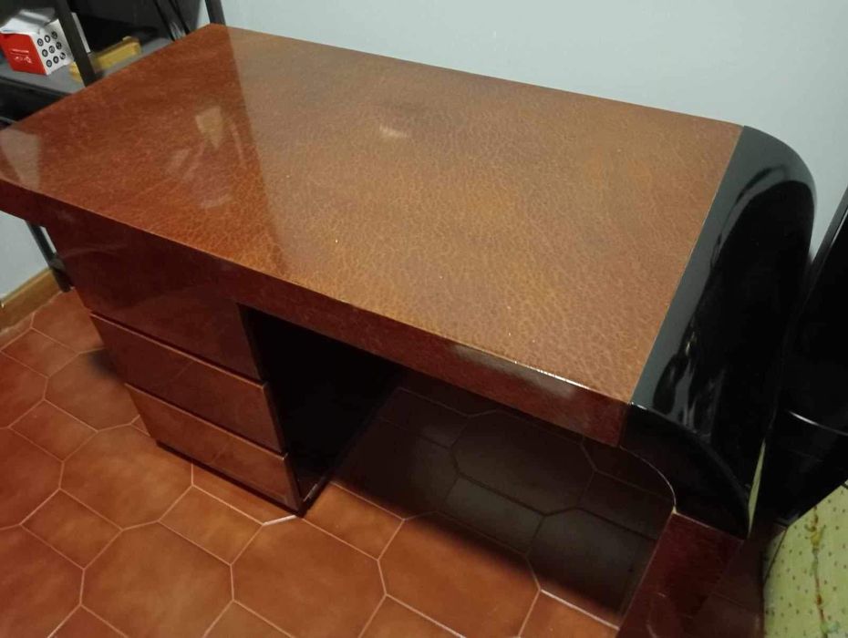 Secretária lacada preto e castanho com 3 gavetas.