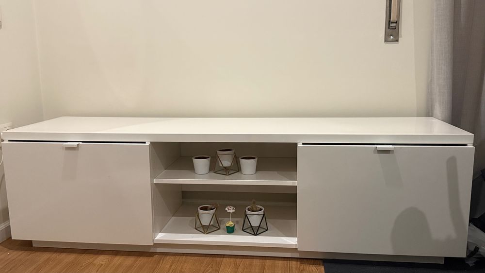 Cama com colchão, tapete e móvel de tv pouco uso em bom estado