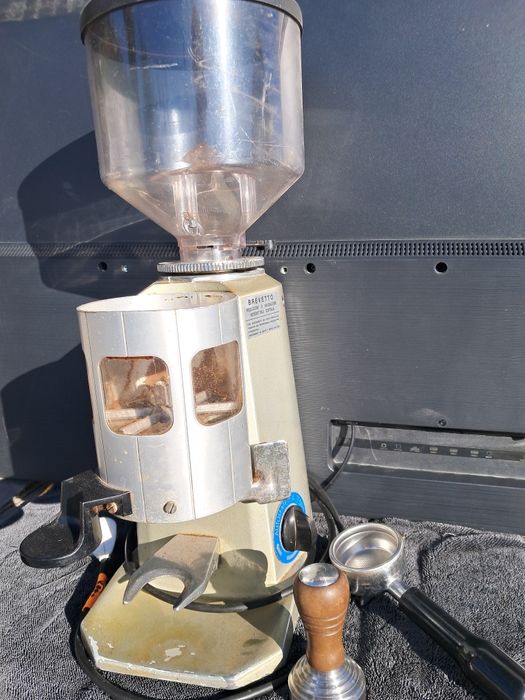 Продам кавомашину одногрупна.  В подарунок кавомолка mazer