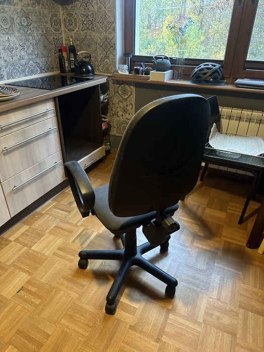 Fotel obrotowy/ fotel na kółkach/ krzesło biurowe/meble biurowe