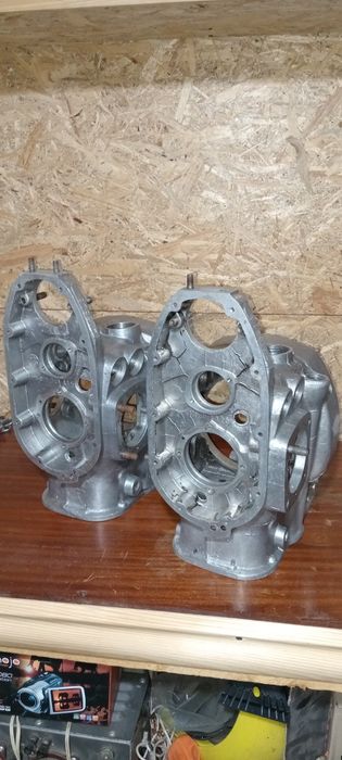 Два блоки двигуна моиоцикла Урал , Передня мото гума Metzeler 90/90-19