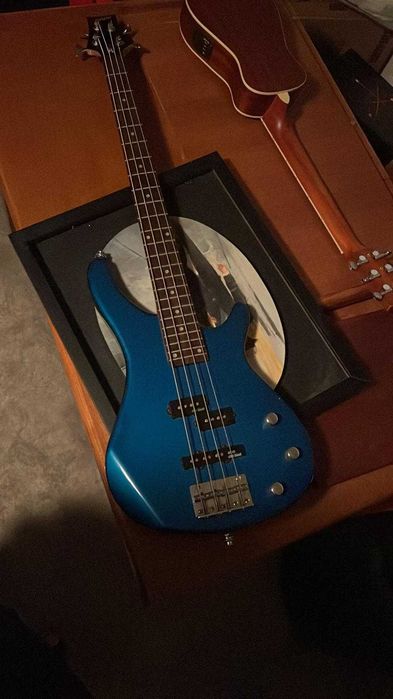 Baixo Electrico com amplificador