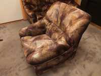 Fotel i pufa z brązowym obiciem