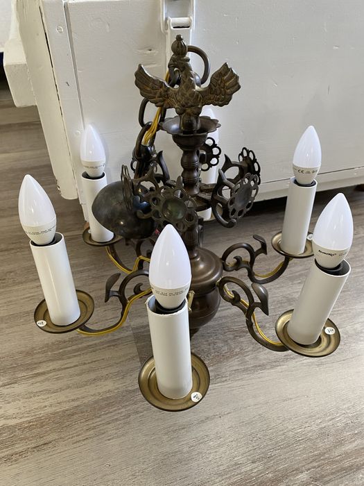 Mosiężny żyrandol z orłem