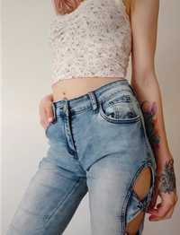 Jasne jeansy skiny z dziurami