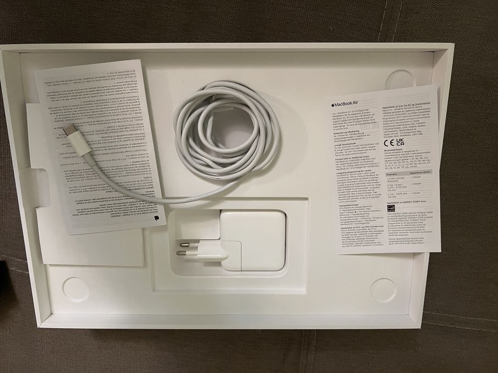 MACBOOK AIR M1 8gb ,256ssd