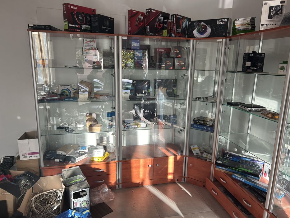 Cztery regały szklane i narożny