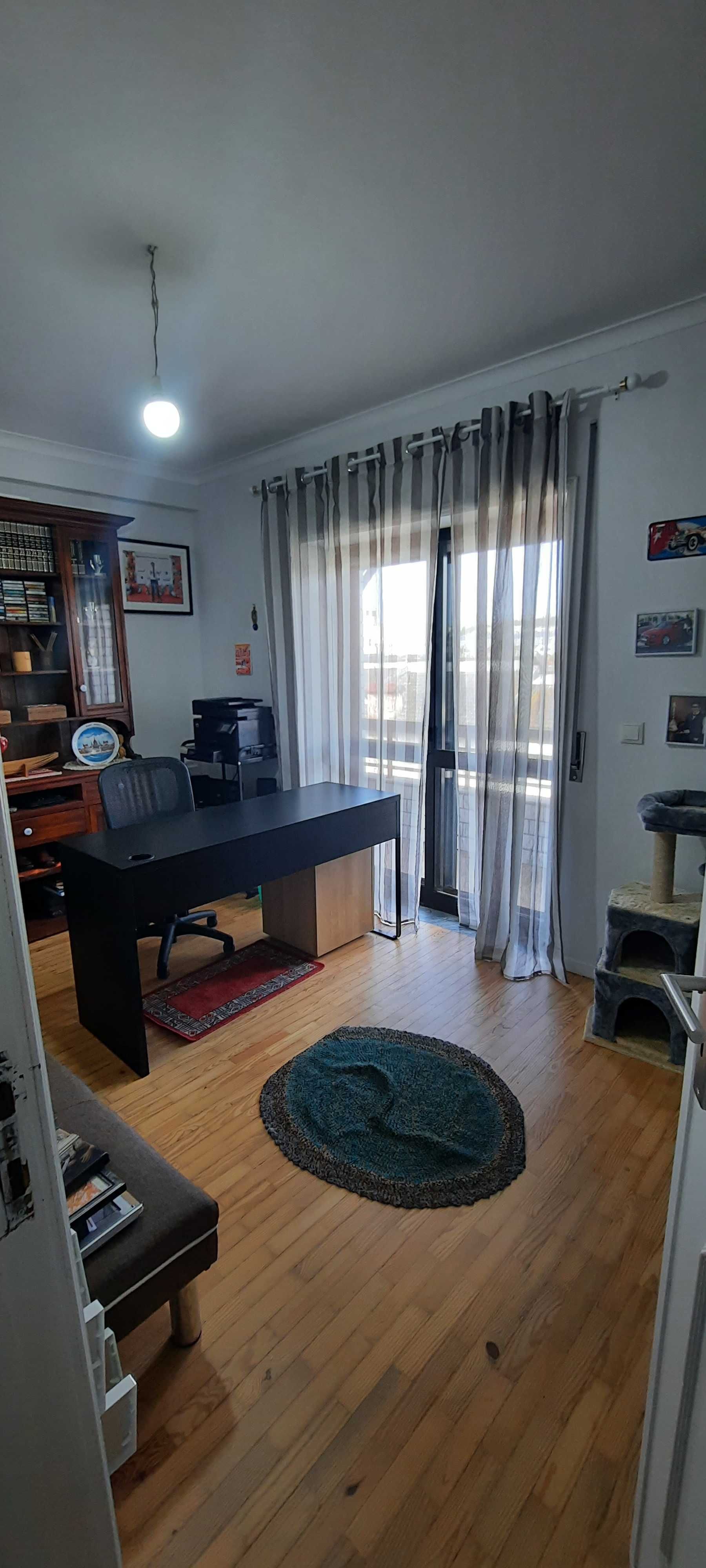 Alugo T4 Duplex (sem móveis), com garagem (BOX) - Vila Nova de Gaia