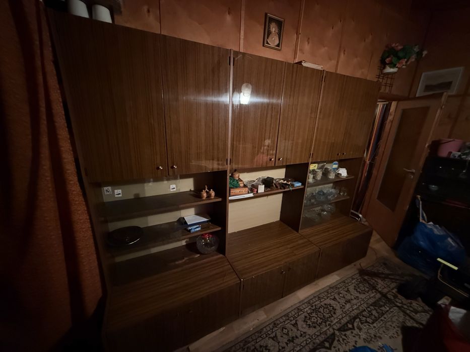 Stary segment z szafkami