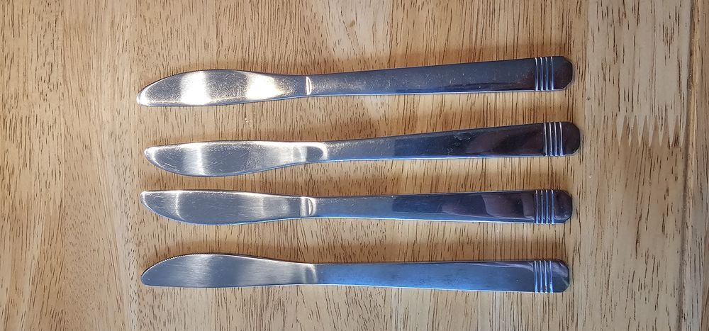 4 noże stołowe (cztery sztuki)