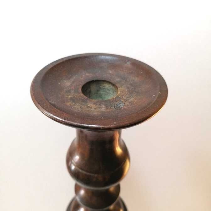 Tocheiro ou candelabro metálico