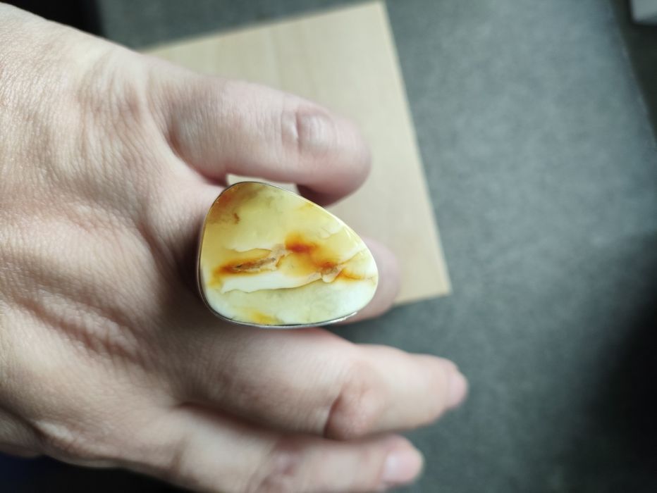 Srebrny pierścionek z bursztynem regulowany srebro