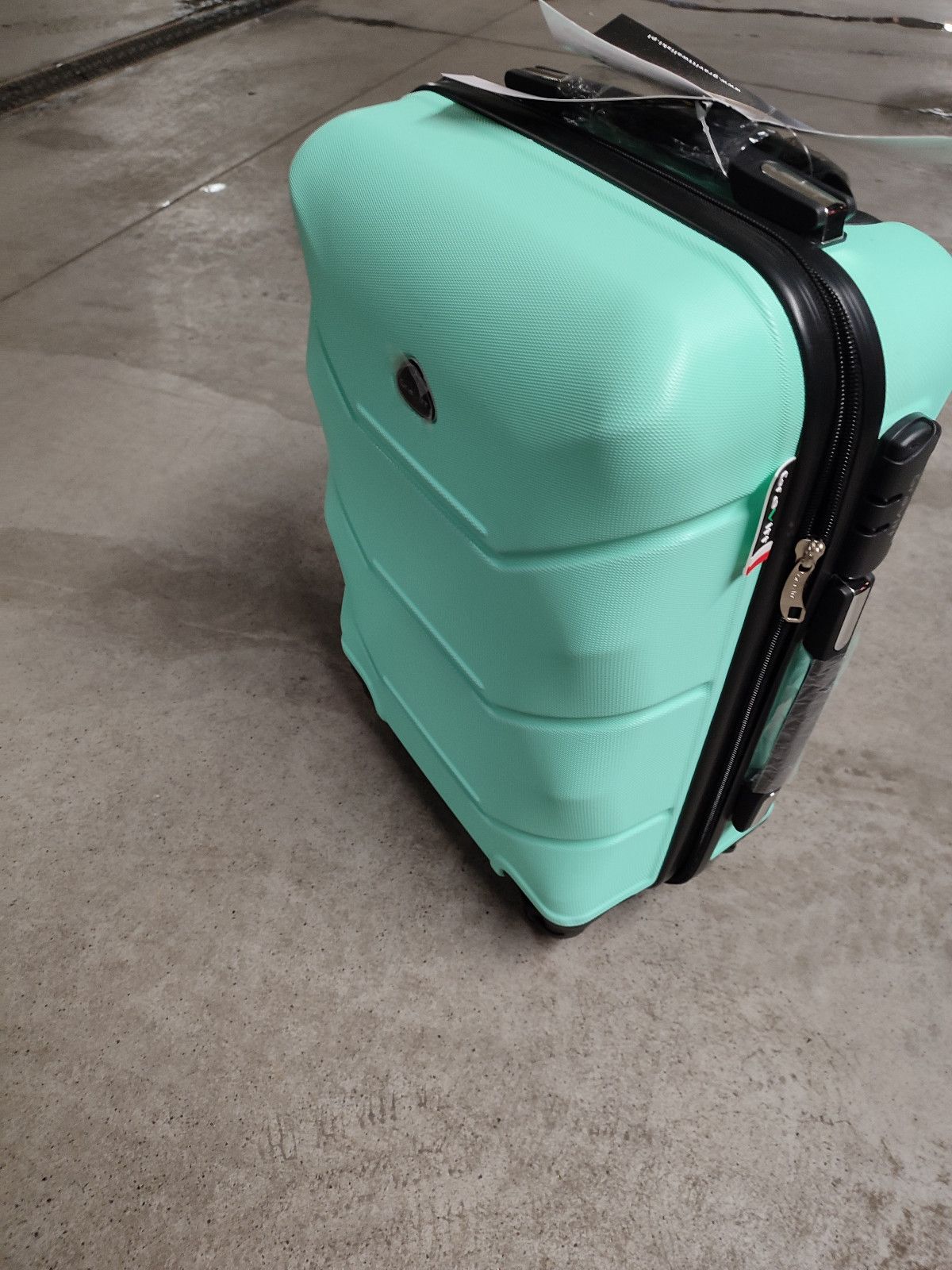 Nowa miętowa walizka podróżna