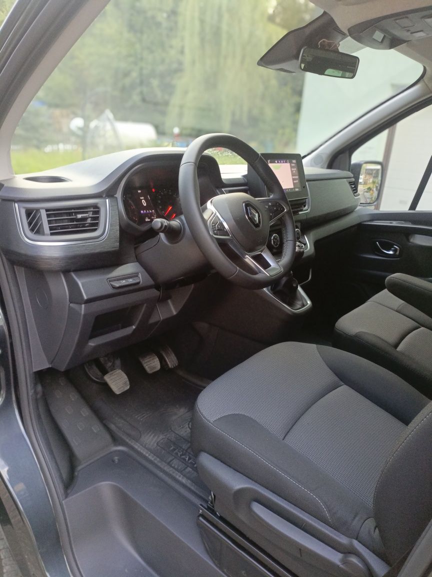 Wynajem busa Renault Trafik 9 osób