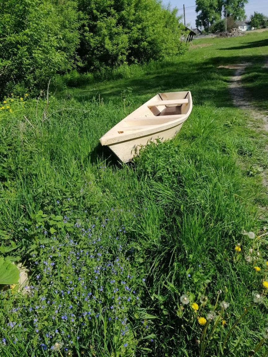 Лодка. Човен. Із дерева.