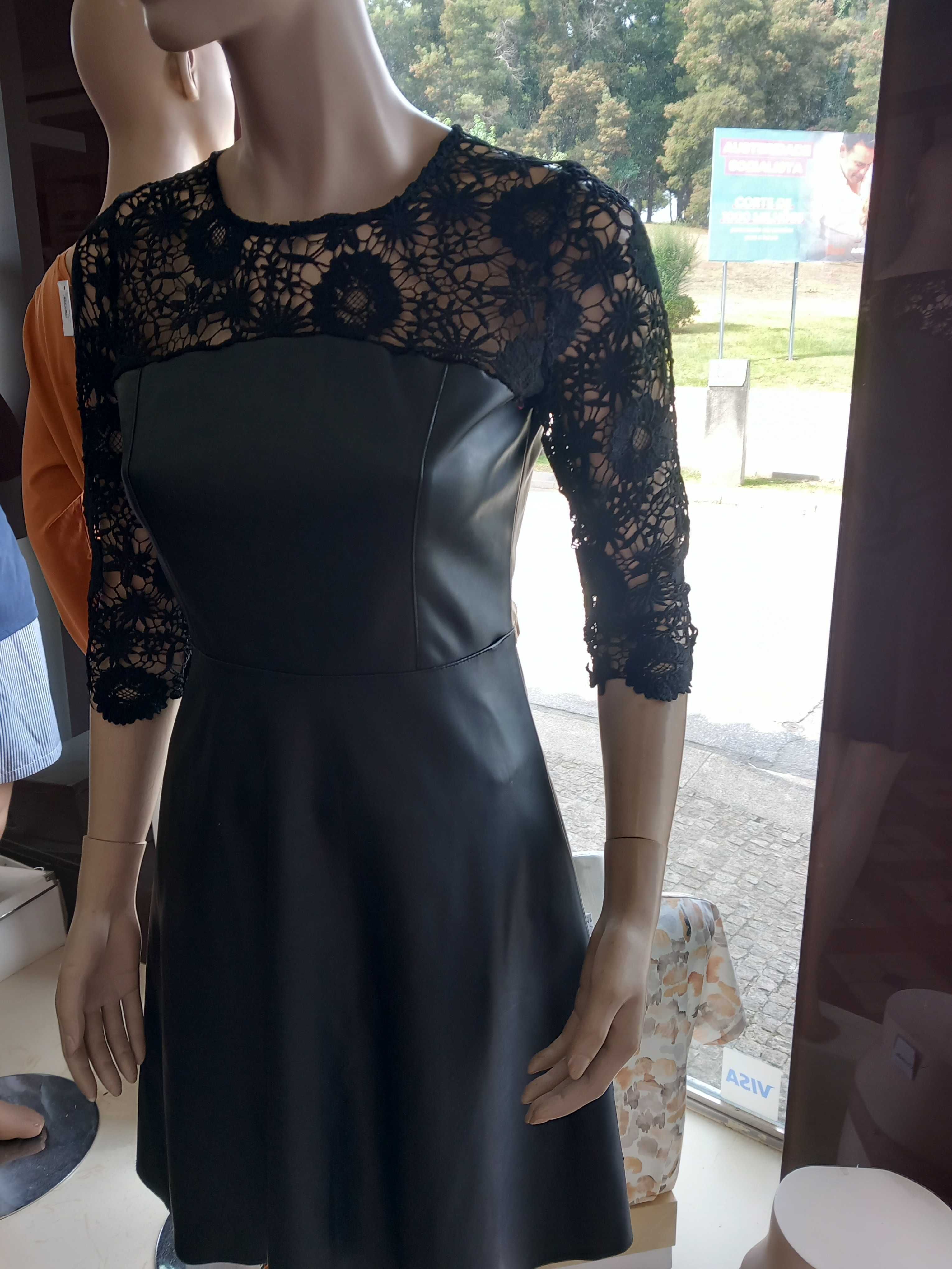 Vestido preto em pele sintética e renda.