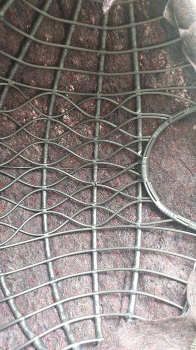 Szary fotel wiszący na balkon, taras. Huśtawka ogrodowa, kokon.