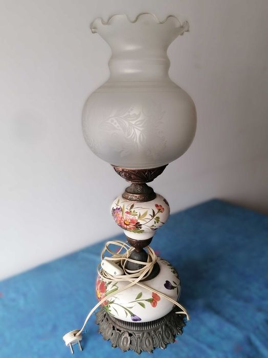 Candeeiro de mesa antigo em porcelana