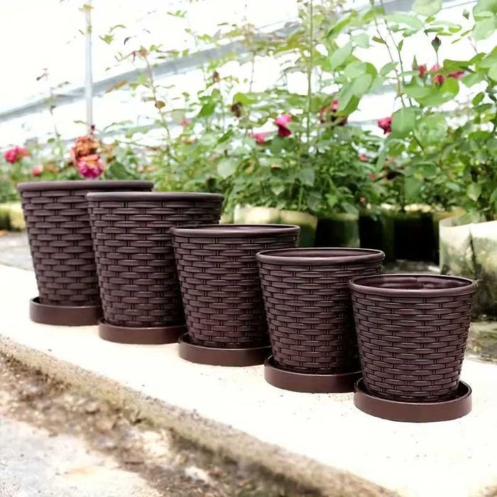 Mała tkana doniczka