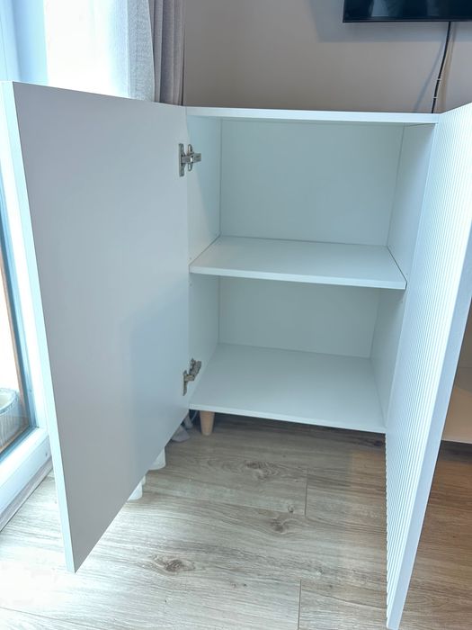 komoda biała z ryflowanymi frontami