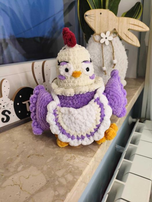 Kura w fartuszku na szydełku dostępna od ręki