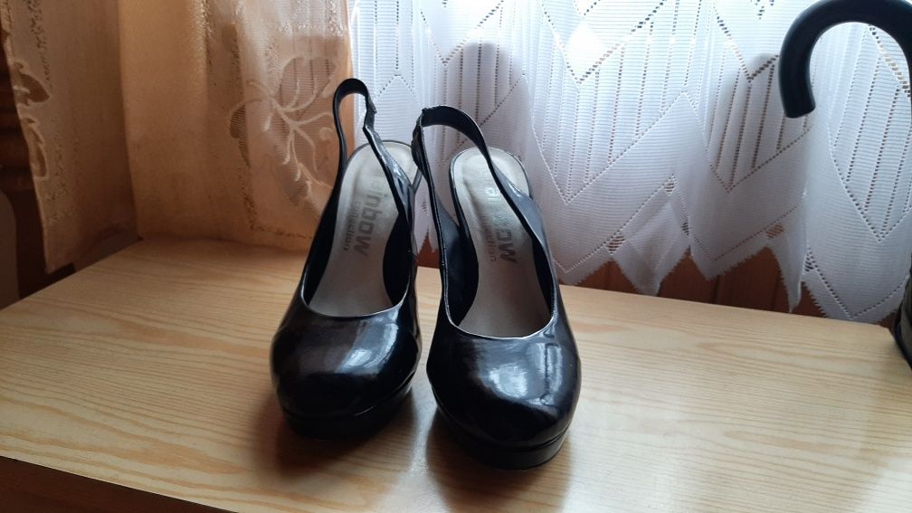 Buty czarne lakierowane bez pięty