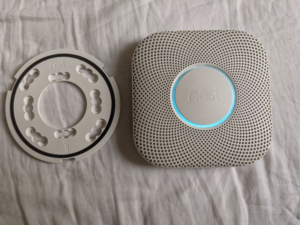 умный датчик дыма и CO Google Nest Protect (2-го поколения)