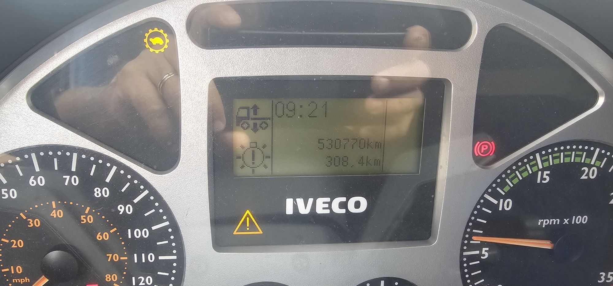 Camião iveco com plataforma