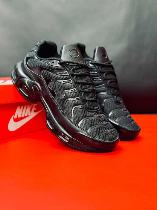 Мужские кроссовки осенние Nike Tn Plus черные кросівки найк чорні