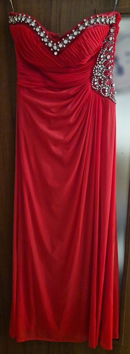 Czerwona długa sukienka