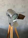 Lampa podłogowa trójnóg drewniana