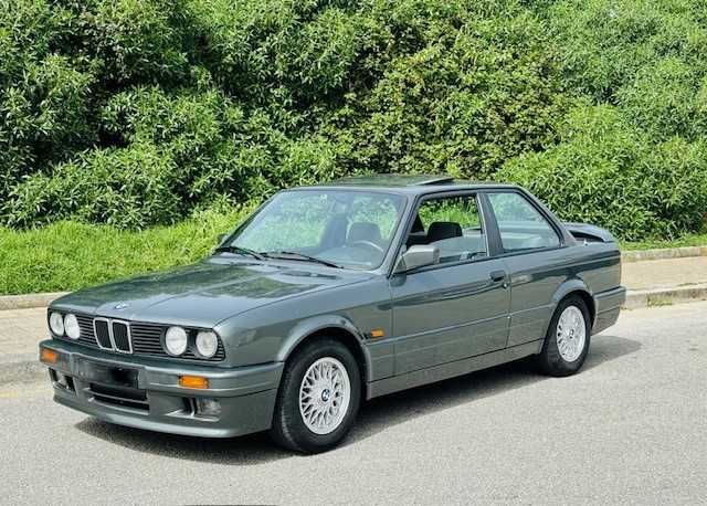 BMW E30 320 is 1990