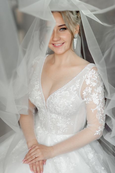 Весільна сукня .