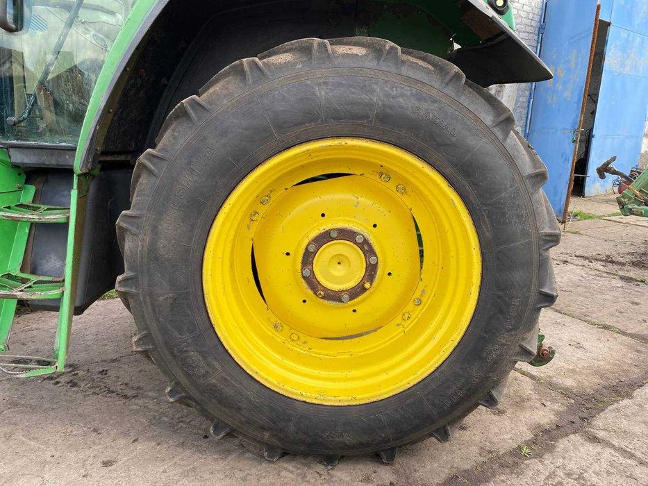 John Deere 6810 трактор сільськогосподарський