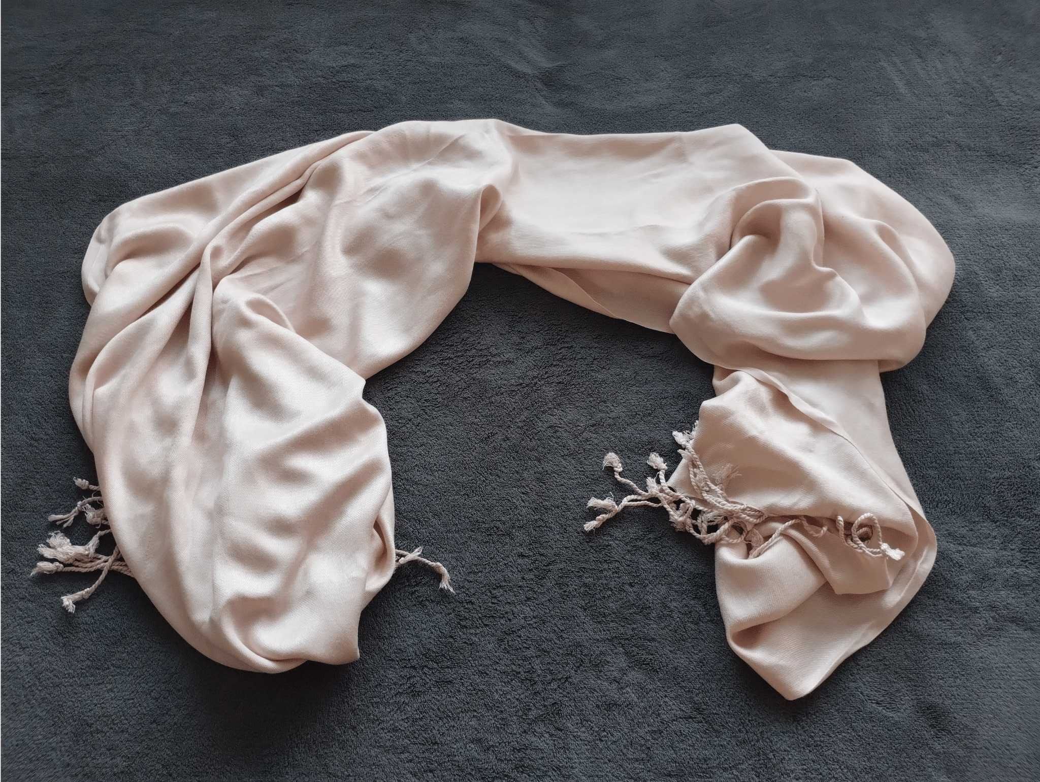 Elegancki szal frędzelkami Quiosque pudrowy róż one size