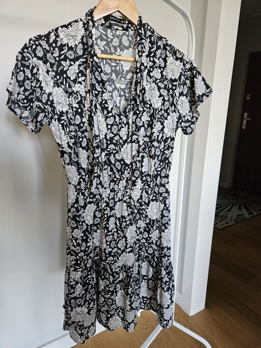 Letnia sukienka w kwiaty Reserved z falbanką