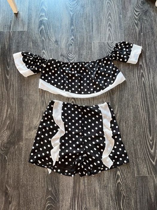 PrettyLittleThing komplet szorty crop top w kropki