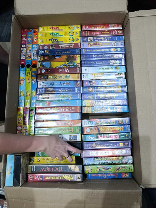 Kolekcja 63 kaset VHS z Bajkami.