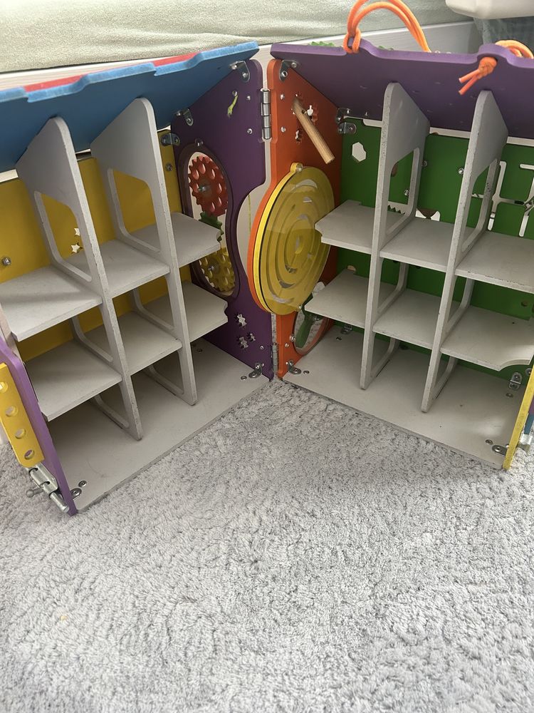 Drewniany domek tablica sensoryczna manipulacyjna