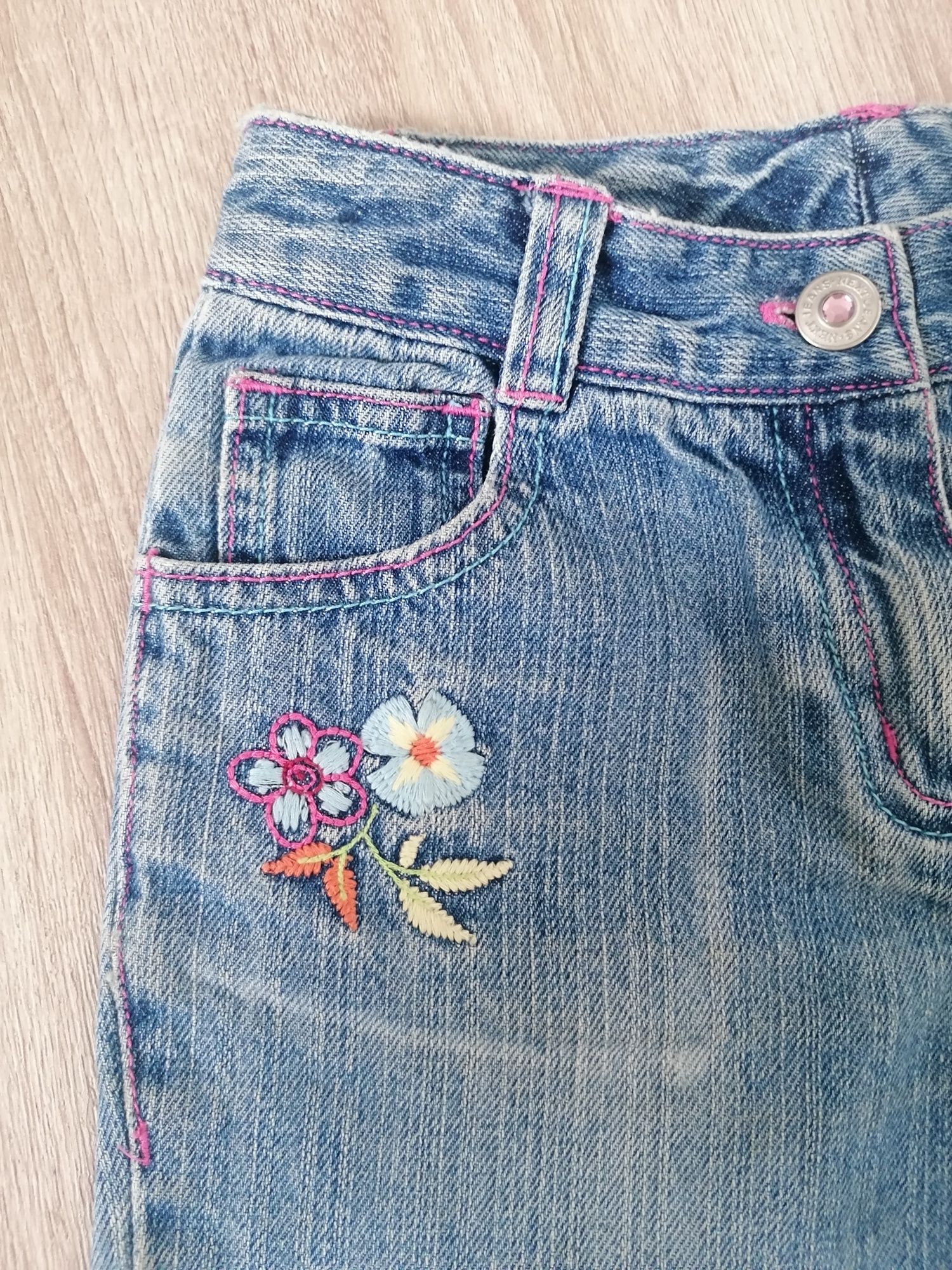 Zestaw rybaczki jeans bermudy Next 122 haft kwiaty, paw + klapki r. 27