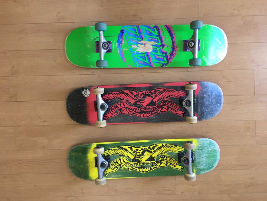 Três skates - skateboards, comprados na POP Skate Shop, por crianças.