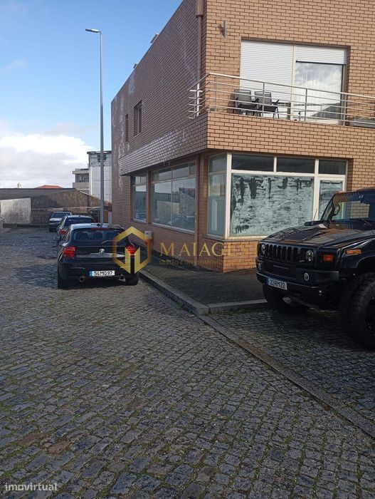Loja com 3 frentes e amplas montras em Oliveira do Douro