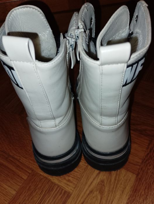 Модні зимові черевики для дівчини