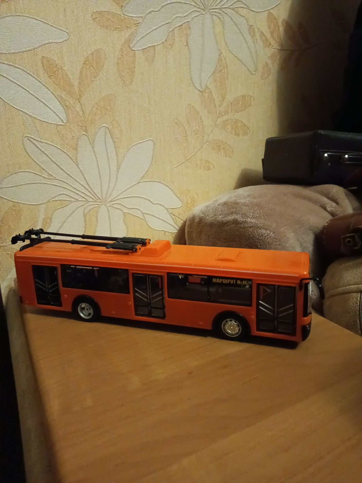 Іграшка тролейбус