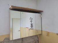 Szafka z lustrem podświetlana