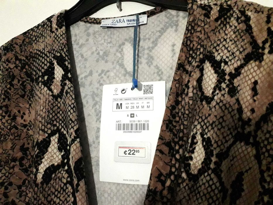 Vestido de tacto suave com padrão cobra da Zara T: M Novo