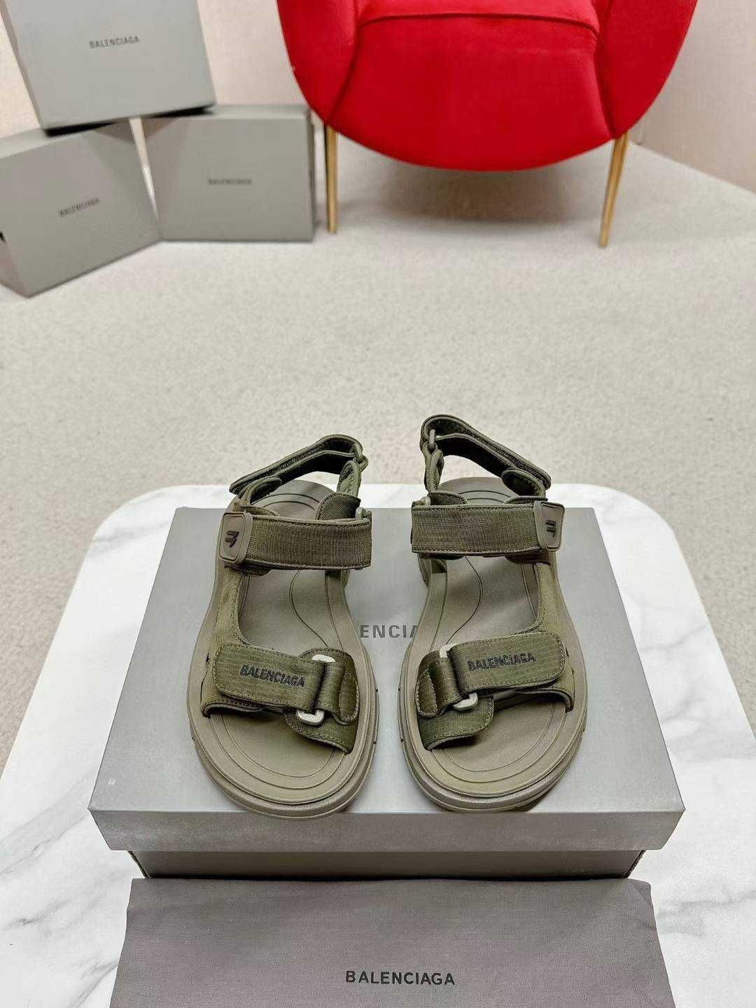 Balenciaga Buty, sandaly klapki, skora 080220