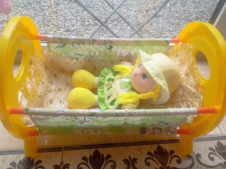 Дитяче ліжечко, ігровий майданчик