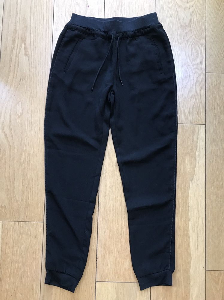 Czarne spodnie ze ściągaczem XS