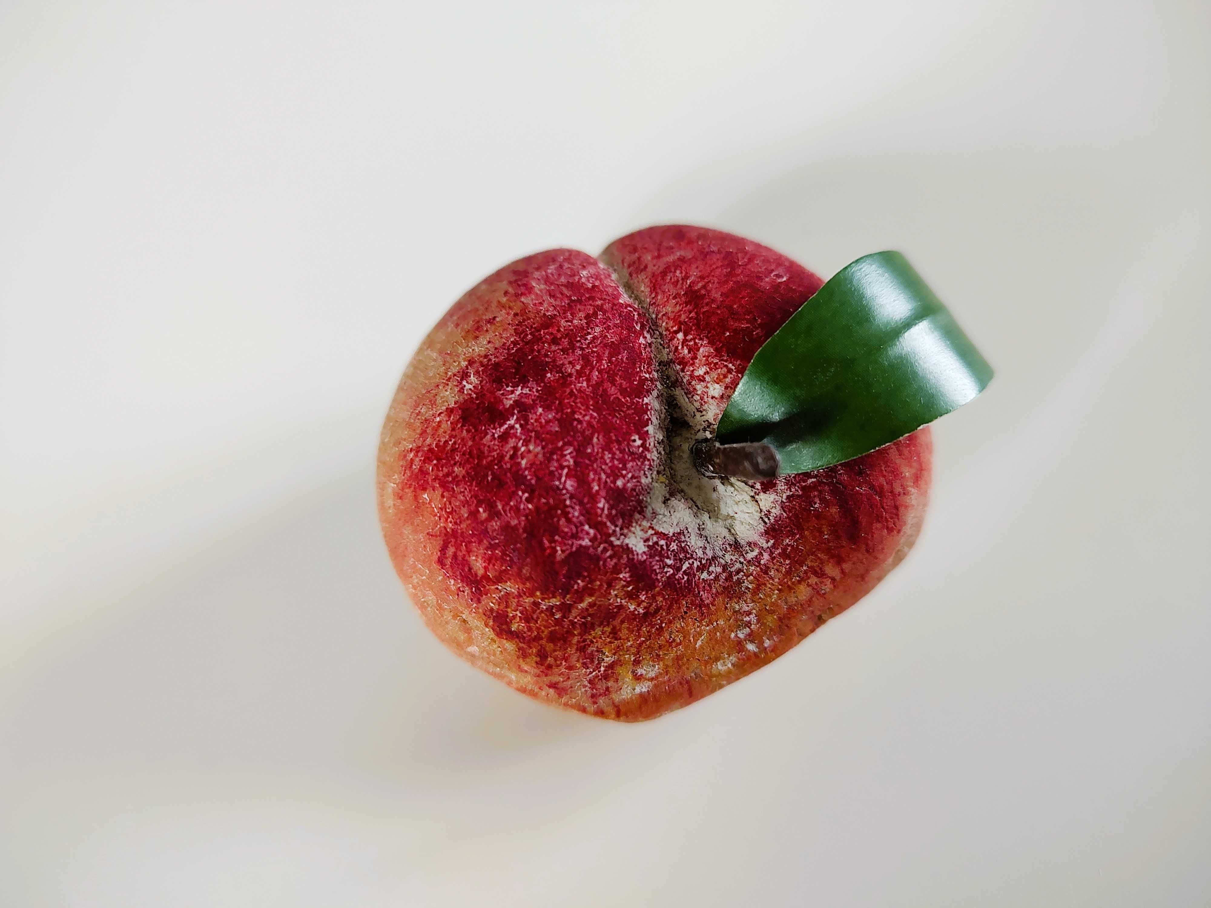 Dekoracja realistyczne wyglądająca brzoskwinia z masy solnej